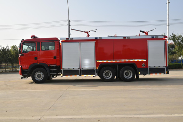 重汽11噸干粉水泡連用消防車