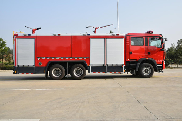 重汽11噸干粉水泡連用消防車
