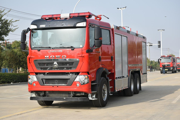 重汽11噸干粉水泡連用消防車
